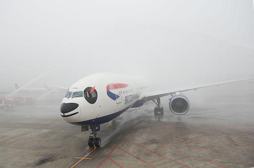 9月23日,英国航空公司BA89航班抵达成都双流国际机场后接受水门礼。新华社记者 李桥桥 摄