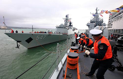 10月11日,中国海军导弹护卫舰临沂舰(左)驶抵奥克兰港码头。当地时间11日上午10时(北京时间11日凌晨5时),由北海舰队导弹驱逐舰青岛舰、导弹护卫舰临沂舰和远洋综合补给舰洪泽湖舰组成的中国海军舰艇编队,在编队指挥员、北海舰队参谋长魏钢少将的率领下,抵达新西兰奥克兰开始为期4天的友好访问。新华社记者 查春明 摄