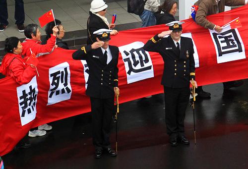 10月11日,新西兰海军官兵在奥克兰港码头向中国军舰致敬。新华社记者 查春明 摄