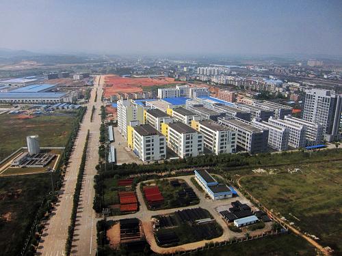 这是10月20日在广西南宁市国家经济技术开发区拍摄的工业园区全貌(航拍)。 新华社发(陈锡培 摄)