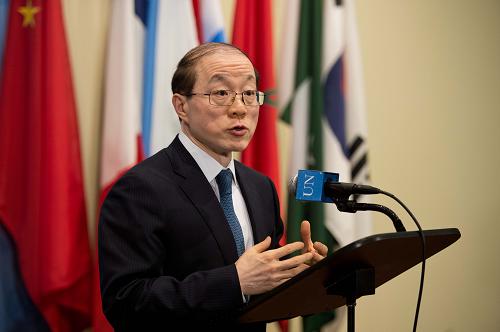 11月6日,联合国安理会本月轮值主席、中国常驻联合国代表刘结一在纽约联合国总部对媒体讲话。新华社记者 牛晓雷 摄