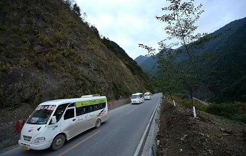 2013年11月6日,车辆在湖北省宣恩县境内大山中的209国道上行进