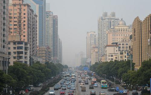 机动车行进在雾霾笼罩的长沙市区(2014年1月12日摄)。新华社记者 白禹 摄