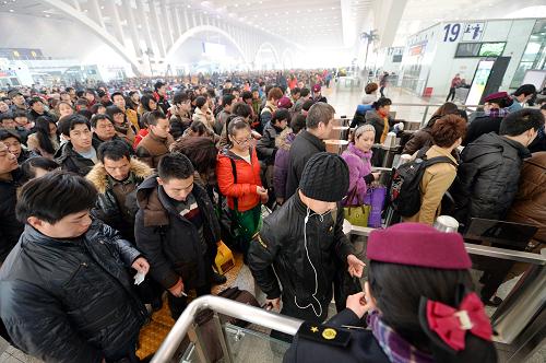 1月16日,旅客在石家庄火车站检票进站。新华社记者 朱旭东 摄