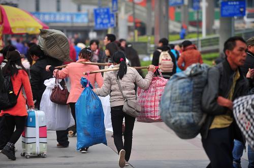 1月16日,旅客在南宁火车站准备乘车。新华社记者 黄孝邦 摄