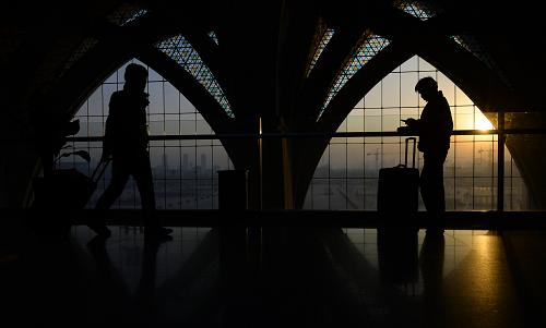 1月16日,旅客在宁夏银川火车站候车室候车。新华社记者 王鹏 摄