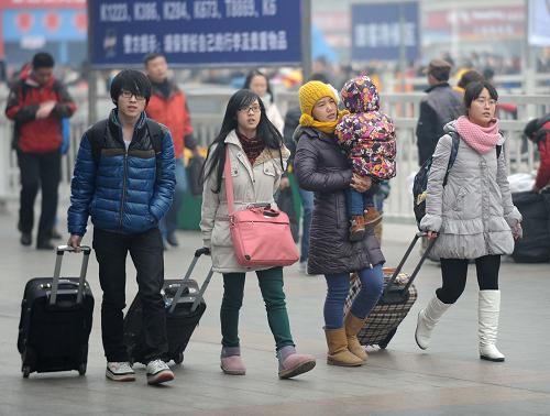 1月16日,在四川成都火车站,旅客进站乘车。新华社记者 薛玉斌 摄