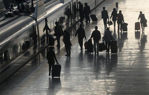 1月16日,在安徽合肥火车站,旅客准备登车。新华社记者 郭晨 摄