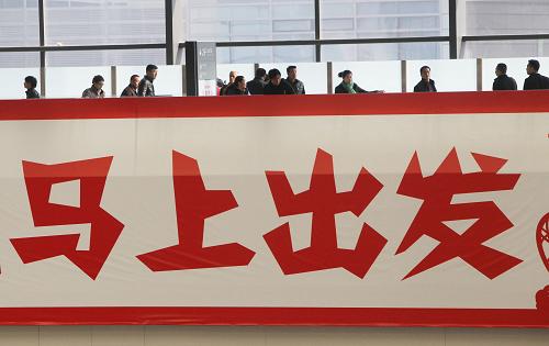 1月16日,旅客经过铁路上海虹桥站候车大厅的空中连廊。新华社记者 裴鑫 摄