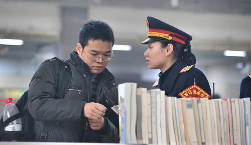 1月29日,蒋妍在长沙火车站候车大厅为旅客解疑答问。新华社记者 龙弘涛 摄