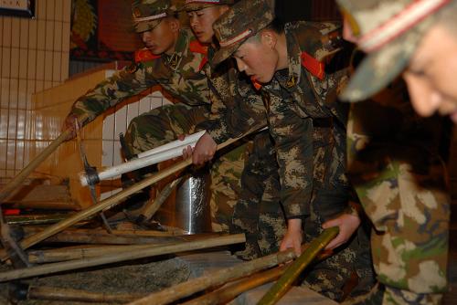 2月12日,新疆和田武警第五支队救援官兵准备装载救援工具。 新疆于田2月12日17时19分发生7.3级地震后,新疆各级党政部门迅速开展救灾工作,驻新疆解放军和武警部队迅速投入救灾行动。新疆和田武警第五支队根据上级指示,紧急启动抢险救灾预案,派出260名救援官兵于12日23时从新疆和田出发紧急赶赴事发地区,预计13日凌晨抵达灾区展开救援。新华社发(周密 摄)