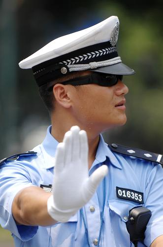 交警冒着高温坚持指挥交通