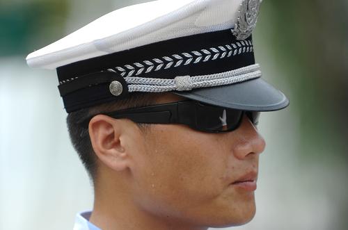 交警冒着高温坚持指挥交通