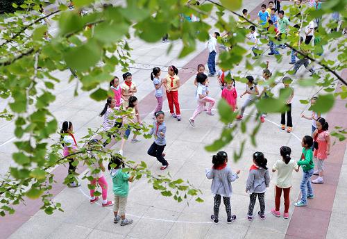 9月12日,南京师范大学附属小学的学生在“快乐周三”活动中做“打野鸭”传统游戏。新华社记者 孙参 摄