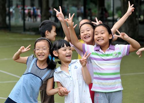 9月12日,在南京师范大学附属小学的“快乐周三”活动中,几名打篮球的学生在为投篮得分欢呼。新华社记者 孙参 摄