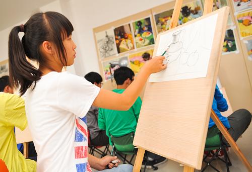 定边中学的美术组的学生在进行绘画。新华社记者 刘潇 摄