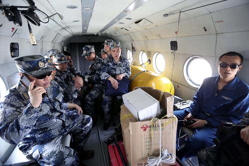 4月20日,成都军区空军前线指挥部成员乘坐直升机赶赴灾区。新华社发(刘应华 摄)