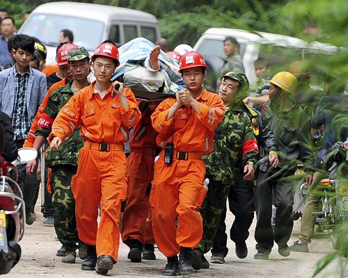 4月21日,四川省什邡市的武警消防官兵和华蓥山广能集团矿山救护队的队员在雅安市宝兴县灵关镇救援受伤的群众。新华社发(邱海鹰 摄)