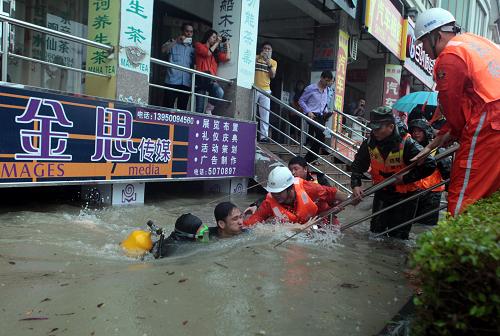 5月16日,在福建省厦门市思明区前埔明发新城,东海救助局厦门救助基地潜水员成功将被困水下8个多小时的男子救出。新华社发(漠风 摄)