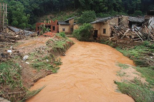 5月16日,遭暴雨冲刷后的江西省赣县韩坊乡水口村一片狼藉。新华社发(朱建华 摄)