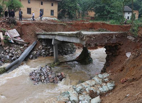 5月16日,湖南省醴陵市贺家桥镇水口山村一座桥梁被大雨引发的洪水冲垮。新华社发(郭国权 摄)