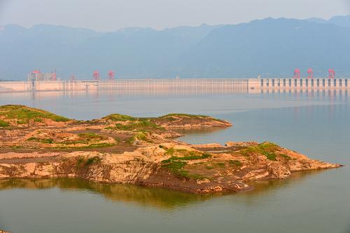 这是8月14日拍摄的三峡坝前水域。受持续高温少雨天气影响,连日来,长江中下游及西南地区东部湖南、湖北、江西、安徽、贵州、重庆等省(市)旱情发展迅速,抗旱形势日益严峻。 鉴于当前流域内旱情的发展趋势,长江防总决定于8月12日18时将抗旱应急响应提高至III级。与此同时,三峡水库加强调度,在入库流量仅为18000至20000立方米每秒的情况下,继续维持22000立方米每秒下泄,以保障高温抗旱电力供应和中下游引水需要。新华社发(郑家裕 摄)