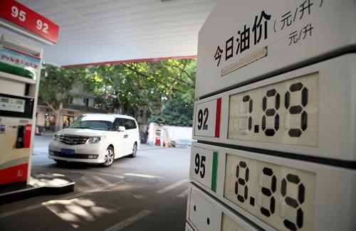这是9月1日在上海陕西南路拍摄的一家供应“沪五”标准汽油的加油站。当日,上海第五阶段车用汽油地方标准正式开始置换。“沪五”汽油标号有所降低:90号降为89号,93号降为92号,97号降为95号。上海是继北京后国内第二个使用第五阶段汽油的城市。据测算,车辆使用“沪五”标准油品可减排15%,尤其是氮氧化物、一氧化碳、碳氢化合物减排效果明显,PM2.5也会同步削减。新华社发(庄毅 摄)