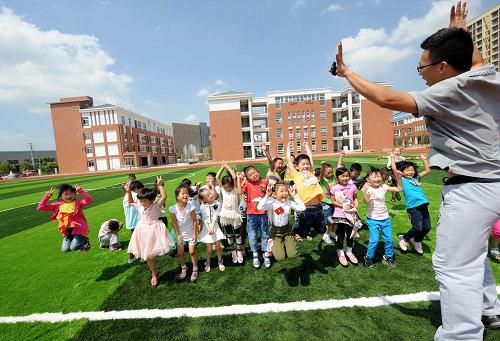 9月2日,南京市永泰路小学一(2)班的新生在上体育课。当日,江苏省南京市上坊保障房片区配建的小学——东山小学分校永泰路小学投入使用,首批237名一年级新生入学。这所学校占地3.16万平方米,建筑面积1.5万平方米,学校拥有齐全的现代化教学设施。据悉,南京市新建的丁家庄、花岗、上坊、岱山四大保障房片区计划配建34所中小学及幼儿园,其中14所学校和幼儿园最近已建成,陆续迎接新生。新华社记者 孙参 摄