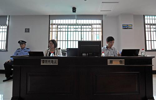 9月11日,两名原告长沙律师刘明(前右)与刘丹阳在长沙市天心区人民法院庭审现场。当日,长沙律师刘明与刘丹阳诉中国移动套餐月流量清零案在湖南省长沙市天心区人民法院开庭审理。8月初,刘明在长沙天心区法院对中国移动长沙公司提起诉讼,而另一名律师刘丹阳,也在刘明起诉的同一日,向天心区法院提交了内容基本相同的起诉状。法院经审查,决定将两案合并审理。原告认为,运营商没有在协议书中明确告知消费者流量套餐剩余流量在月底会清零一事,损害了消费者的知情权,而这条规定本身从市场公平原则来说也不合理。庭审经过举证、质证、法庭辩论等环节持续约4个小时,最终法庭未当庭宣判。新华社记者 程婷婷 摄