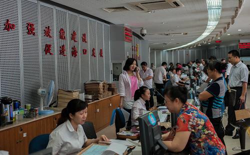 10月8日,市民在海口市政务中心办理业务。新华社记者 施鳗珂 摄