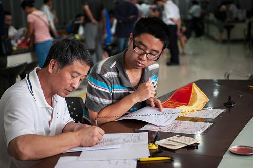 10月8日,市民在海口市政务中心办理业务。新华社记者 施鳗珂 摄