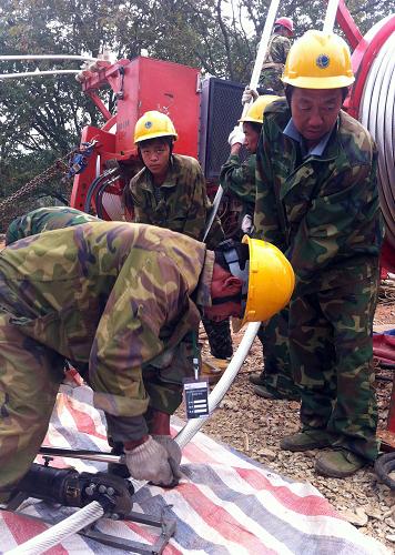 10月20日,由江西省送变电公司承建的溪洛渡左岸——浙江金华±800千伏特高压工程赣1标段正式竣工,施工人员在现场进行最后施工。新华社记者 陈春园 摄