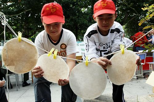 9月19日,安徽淮北市第二中学的同学在造纸试验宣传活动上晾晒刚刚造出的纸张。当日是全国科普日,淮北市第二中学老师和同学们走上街头,在淮海路上设立造纸试验宣传点,向市民们介绍造纸的全过程,以及纸的透气性、纸的结构和属性等知识,倡导大家珍惜纸张、节约资源。新华社发(万善朝 摄)