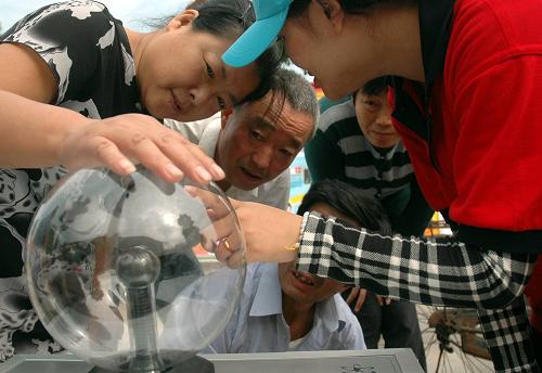 9月19日,市民在芜湖街头举行的全国科普日宣传活动现场体验科普小装置,感受科技魅力。 新华社发(陈立希 摄)