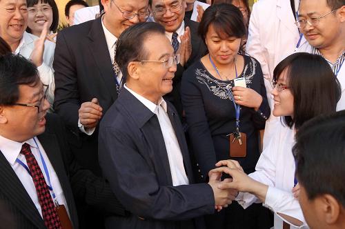 5月13日至14日,中共中央政治局常委、国务院总理温家宝在天津调研。这是5月13日,温家宝在天津市国际生物医药联合研究院考察时与员工亲切交谈。新华社记者 刘卫兵 摄