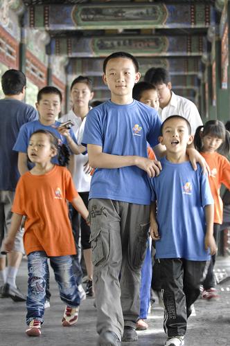 8月30日,来自舟曲的尚海旺(中)、李龙飞(右)、高文燕在颐和园观景长廊内穿行。当日,来自舟曲的12名儿童在北京颐和园和圆明园观光游览。13岁的男孩尚海旺告诉记者,“我喜欢颐和园,尤其是万寿山,爬上山顶,俯瞰湖面的景色美极了。”如今,“登长城,当好汉”已经成了小海旺来北京的最大愿望。年仅8岁的小女孩高文燕则对圆明园中的荷花更感兴趣,不停地央求水手把船开得离荷花更近一些。对于此次北京之行,孩子们都表示,虽然玩得很累,但是很快乐。新华社发(张宇 摄)