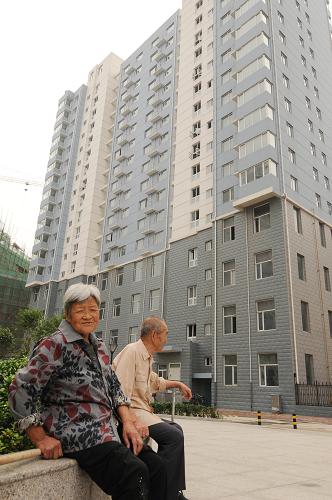 8月31日,在石家庄市廉租住房珍集小区,两位老人在小区花园闲坐。目前,2010年石家庄在市区集中建设和配建的6700多套廉租住房已全部开工建设,建设项目共30万平方米,总投资10亿元,户均设计面积为50平方米。2008年以来,石家庄市通过集中建设、分散配建、定量代建、园区统建、单位批零收购、社会租赁、发放住房补贴等多种保障形式,使该市2.4万户低收入住房困难家庭实现了应保尽保。新华社记者 巩志宏 摄