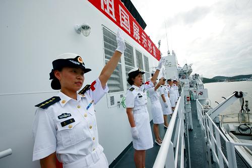 8月31日,“和平方舟”号医院船医务人员向欢送人群挥手致意。新华社记者 查春明 摄