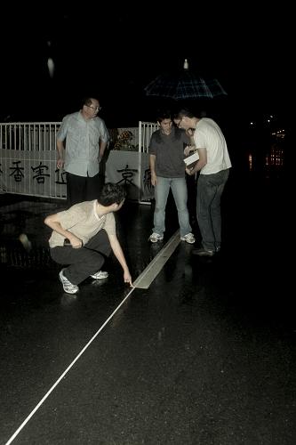9月1日,在菲律宾首都马尼拉,香港调查组工作人员在客车劫持现场勘验取证。8月23日,一辆载有21名香港游客的观光大客车在马尼拉被一名遭解雇菲律宾警察劫持。菲警方当晚实施解救行动,击毙劫匪。香港游客在这一事件中有8人遇难、2人重伤、5人轻伤。新华社发(法布里加尔摄)