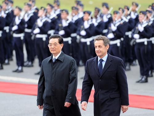 11月4日,中国国家主席胡锦涛乘专机抵达巴黎,开始对法国进行国事访问。法国总统萨科齐在机场举行仪式,欢迎胡锦涛主席一行。新华社记者 刘建生 摄