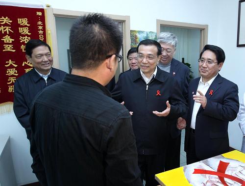 11月18日,中共中央政治局常委、国务院副总理、国务院防治艾滋病工作委员会主任李克强主持召开国务院防治艾滋病工作委员会全体会议,并到北京市考察调研艾滋病防治情况。这是在北京市疾病预防控制中心阳光健康社区,李克强了解艾滋病毒感染者工作、生活与治疗情况。新华社记者 庞兴雷 摄