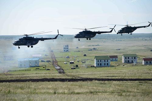 在俄罗斯切巴尔库尔合同训练场,俄方陆军航空兵实施空中支援(8月12日摄)。新华社发(胡哲 摄)