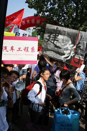 敲锣打鼓迎新生 8月25日,清华大学新生经过老生迎新队伍重重包围走下班车。 当日,清华大学近三千名大一新生开始办理报到手续。一年一度的迎新是新老同学欢聚一堂的盛大节日,老生们敲锣打鼓、穿着各色系衫和卡通服饰,举着写有自己院系的旗子和牌子,围住每一辆新生班车,大声吆喝着口号,满怀热情地期待新同学的到来。大一新生在报道之后,将参加为期一周的新生训练营和近一个月的军训课程。 新华社发(李京 摄)