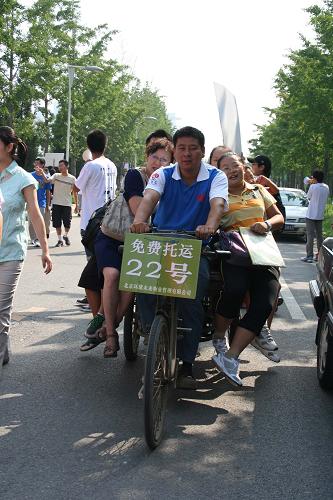 8月25日,清华大学新生坐着免费托运行李车进入学校。 当日,清华大学近三千名大一新生开始办理报到手续。一年一度的迎新是新老同学欢聚一堂的盛大节日,老生们敲锣打鼓、穿着各色系衫和卡通服饰,举着写有自己院系的旗子和牌子,围住每一辆新生班车,大声吆喝着口号,满怀热情地期待新同学的到来。大一新生在报道之后,将参加为期一周的新生训练营和近一个月的军训课程。 新华社发(李京 摄)