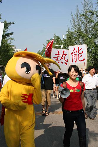 8月25日,清华大学老生带着“吉祥物”走向班车迎接新生。 当日,清华大学近三千名大一新生开始办理报到手续。一年一度的迎新是新老同学欢聚一堂的盛大节日,老生们敲锣打鼓、穿着各色系衫和卡通服饰,举着写有自己院系的旗子和牌子,围住每一辆新生班车,大声吆喝着口号,满怀热情地期待新同学的到来。大一新生在报道之后,将参加为期一周的新生训练营和近一个月的军训课程。 新华社发(李京 摄)