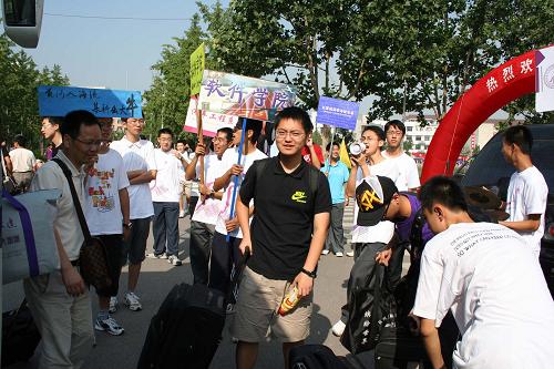 8月25日,一位清华大学新生下车后在人群中寻找自己的院系。 当日,清华大学近三千名大一新生开始办理报到手续。一年一度的迎新是新老同学欢聚一堂的盛大节日,老生们敲锣打鼓、穿着各色系衫和卡通服饰,举着写有自己院系的旗子和牌子,围住每一辆新生班车,大声吆喝着口号,满怀热情地期待新同学的到来。大一新生在报道之后,将参加为期一周的新生训练营和近一个月的军训课程。 新华社发(李京 摄)