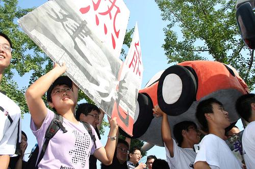 8月25日,清华大学老生迎接新生现场,老生们顶着自己院系的招牌吉祥物大声吆喝。 当日,清华大学近三千名大一新生开始办理报到手续。一年一度的迎新是新老同学欢聚一堂的盛大节日,老生们敲锣打鼓、穿着各色系衫和卡通服饰,举着写有自己院系的旗子和牌子,围住每一辆新生班车,大声吆喝着口号,满怀热情地期待新同学的到来。大一新生在报道之后,将参加为期一周的新生训练营和近一个月的军训课程。 新华社发(李京 摄)