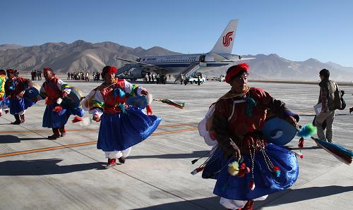 10月30日上午9时50分,中国国际航空公司一架空客A319试飞飞机平稳降落在西藏日喀则机场,西藏第五个民用机场正式通航。日喀则机场是继拉萨贡嘎机场、昌都邦达机场、林芝米林机场和阿里昆莎机场之后的西藏第五个民用机场。它的通航进一步提升了西藏区内航空运输保障能力,完善了区内的航空运输网络布局和综合交通体系。 新华社发(包力达 摄)