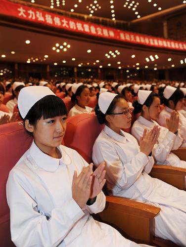 11月3日,来自天津的医务工作者在报告会上聆听报告。 当天,青海玉树抗震救灾先进事迹报告会在天津举行,5位报告团成员讲述了自己在抗震救灾中的亲身经历和感受,来自天津2000多名社会各界人士聆听了报告会。 新华社记者 岳月伟 摄