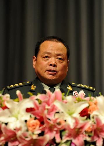 11月3日,武警青海总队玉树州支队支队长石华杰在作报告。 当天,青海玉树抗震救灾先进事迹报告会在天津举行,5位报告团成员讲述了自己在抗震救灾中的亲身经历和感受,来自天津2000多名社会各界人士聆听了报告会。 新华社记者 岳月伟 摄